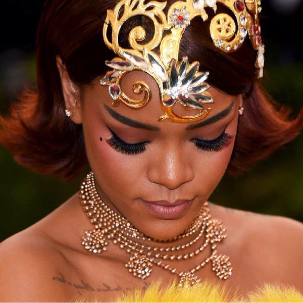 ชุด Rihanna บนพรมแดงงาน MET Gala 2015 อลังการงานสร้าง