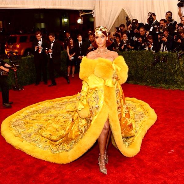 ชุด Rihanna บนพรมแดงงาน MET Gala 2015 อลังการงานสร้าง