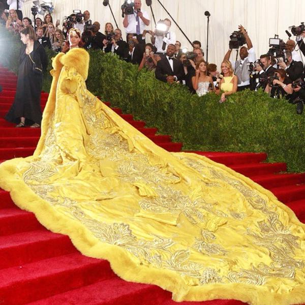 ชุด Rihanna บนพรมแดงงาน MET Gala 2015 อลังการงานสร้าง