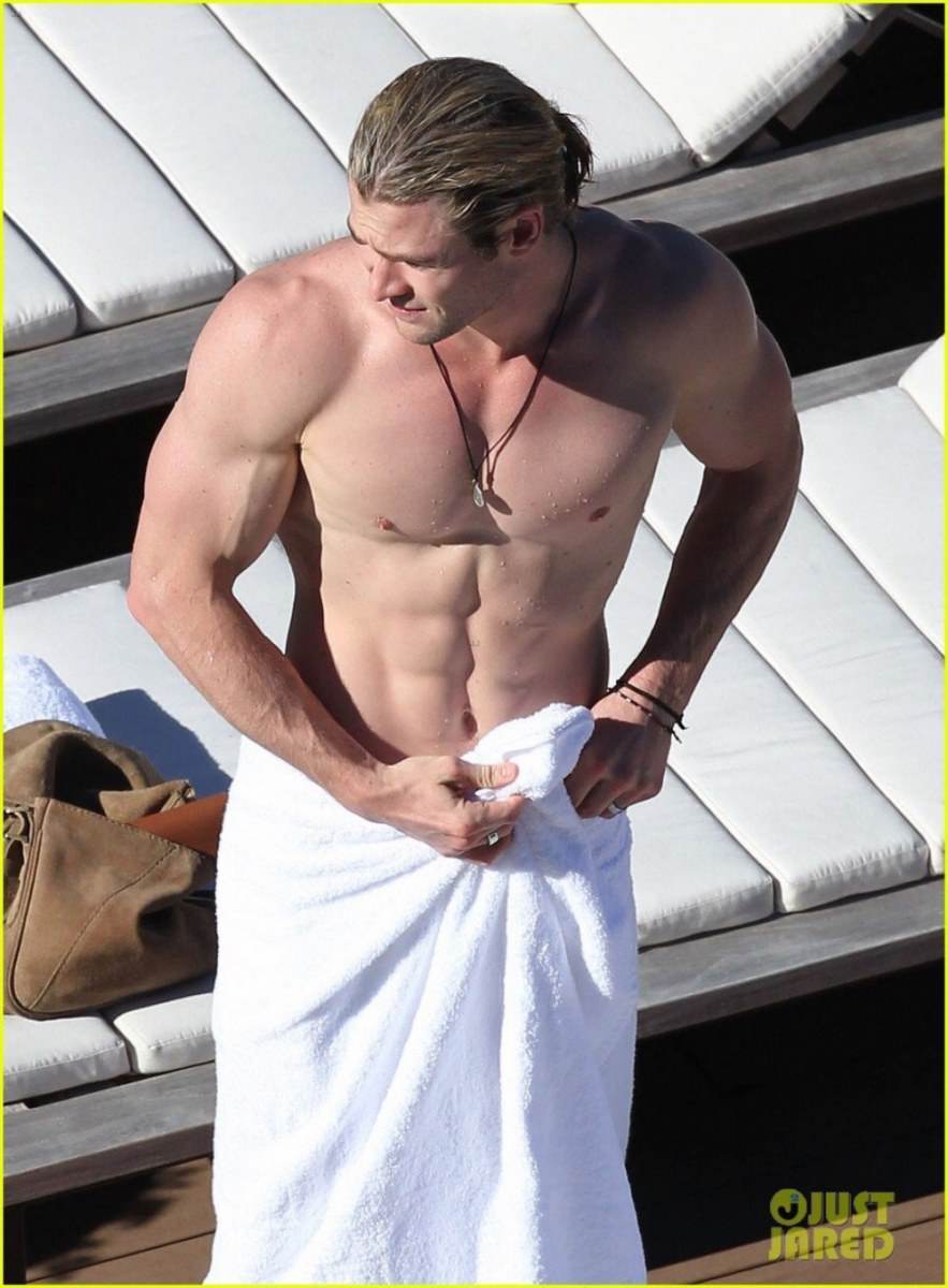 Chris Evans vs Chris Hemsworth /sexy hansome Avenger