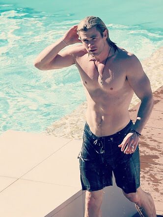 Chris Evans vs Chris Hemsworth /sexy hansome Avenger