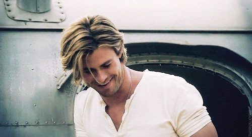 Chris Evans vs Chris Hemsworth /sexy hansome Avenger