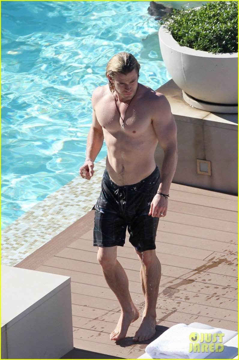 Chris Evans vs Chris Hemsworth /sexy hansome Avenger