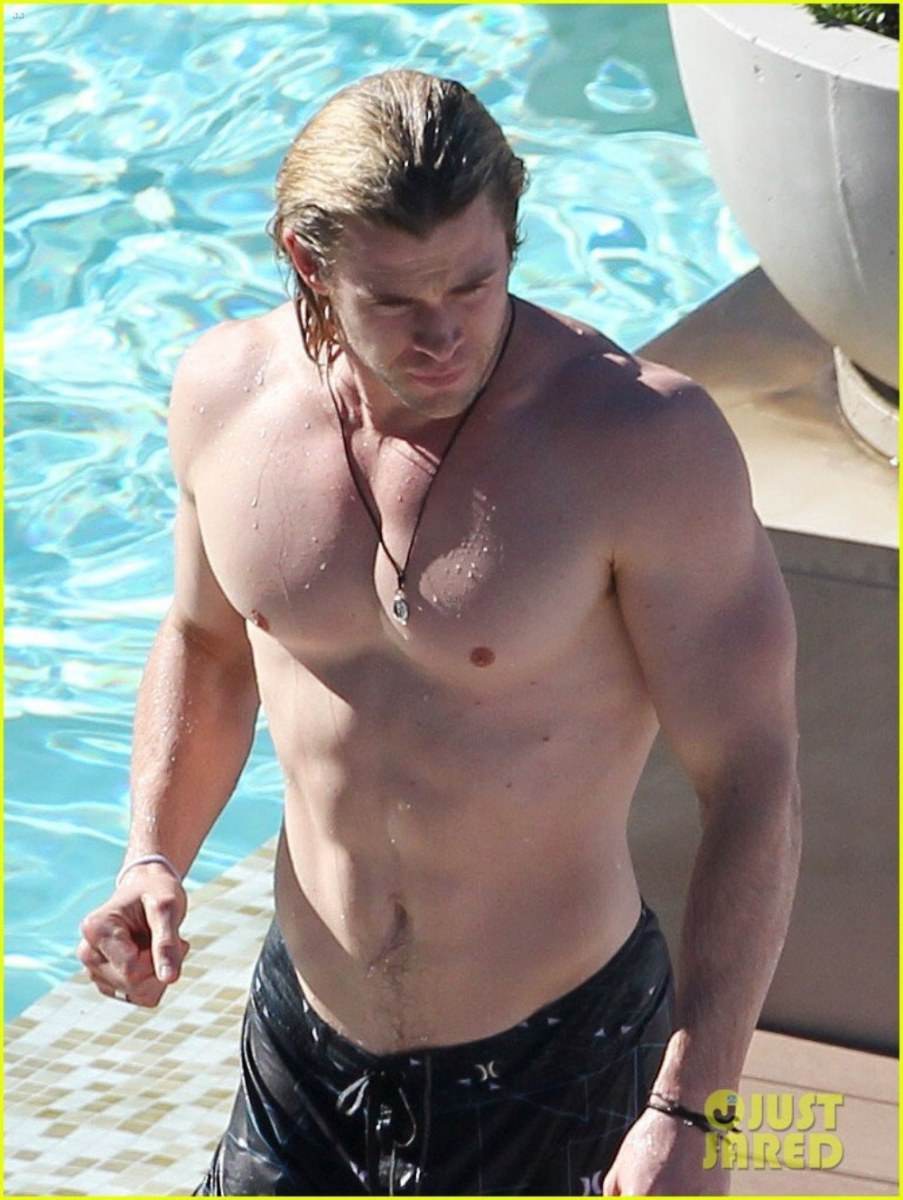 Chris Evans vs Chris Hemsworth /sexy hansome Avenger