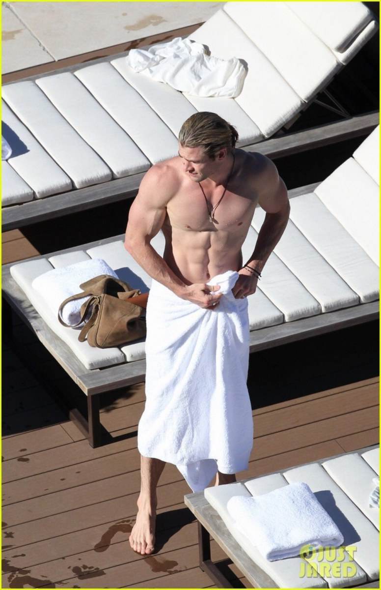 Chris Evans vs Chris Hemsworth /sexy hansome Avenger