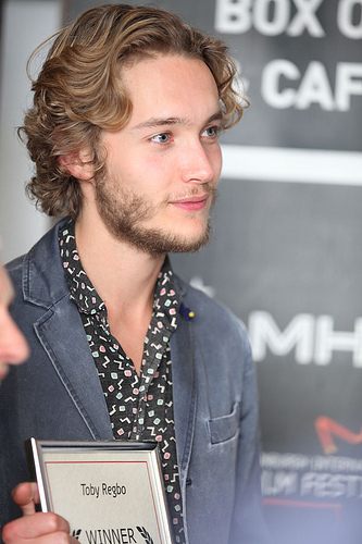 Toby Regbo หนุ่มหล่อจาก Reign ควีนแมรี่ ราชินีครองรักบัลลังก์เลือด ปี 1