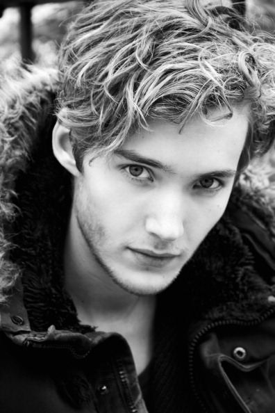 Toby Regbo หนุ่มหล่อจาก Reign ควีนแมรี่ ราชินีครองรักบัลลังก์เลือด ปี 1