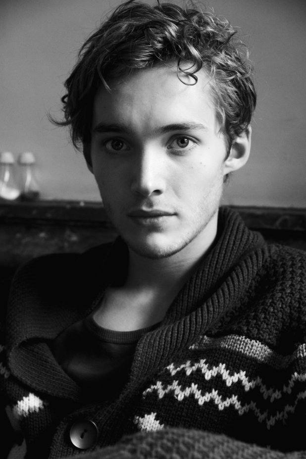 Toby Regbo หนุ่มหล่อจาก Reign ควีนแมรี่ ราชินีครองรักบัลลังก์เลือด ปี 1
