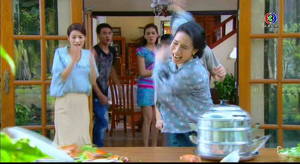 เบิ่งกำลังอิน กำลังเพลินก้มหน้าเช็ดน้ำตาหันขึ้นมาอีกทีกลายเป็นรุ่นใหญ่เสียแล้ว ..สุดแค้นแสนรัก..