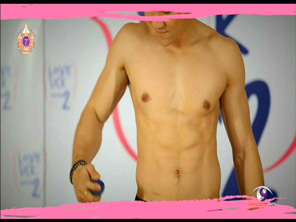 บอส ฉีดน้ำหอมรอใผน๊า