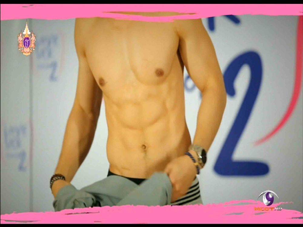บอส ฉีดน้ำหอมรอใผน๊า