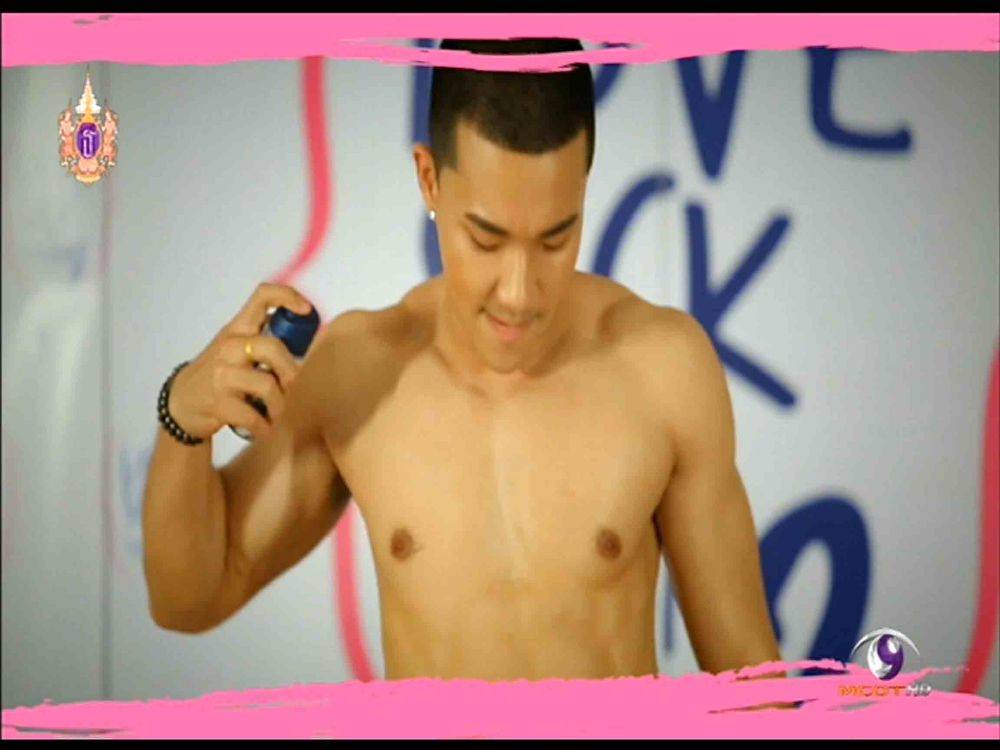 บอส ฉีดน้ำหอมรอใผน๊า