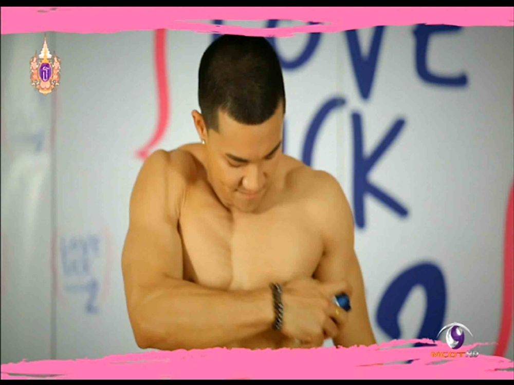 บอส ฉีดน้ำหอมรอใผน๊า
