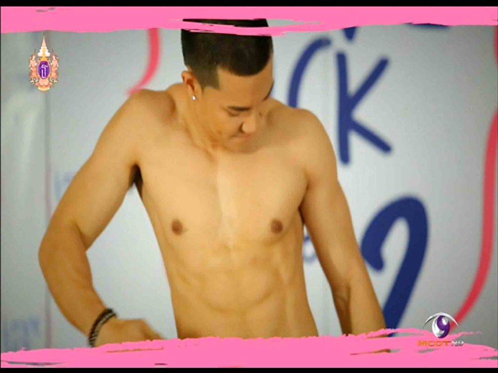 บอส ฉีดน้ำหอมรอใผน๊า