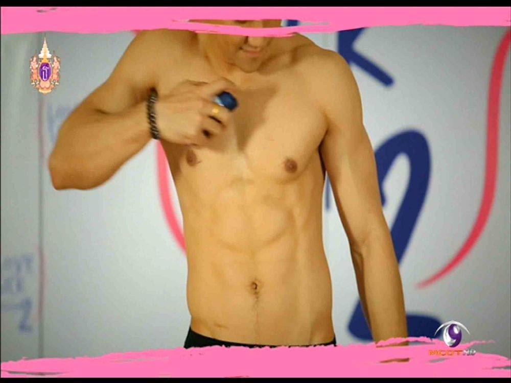 บอส ฉีดน้ำหอมรอใผน๊า