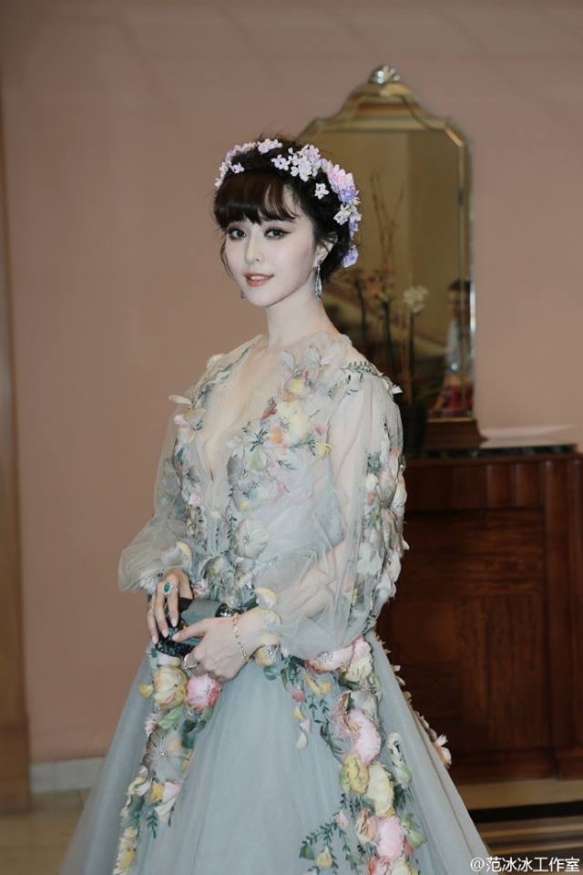 Fan Bing Bing เทพธิดาแห่งดอกไม้ กับลุควันที่ 2 บนพรมแดงเมืองคานส์ Cannes film festival 2015