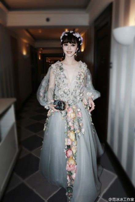 Fan Bing Bing เทพธิดาแห่งดอกไม้ กับลุควันที่ 2 บนพรมแดงเมืองคานส์ Cannes film festival 2015