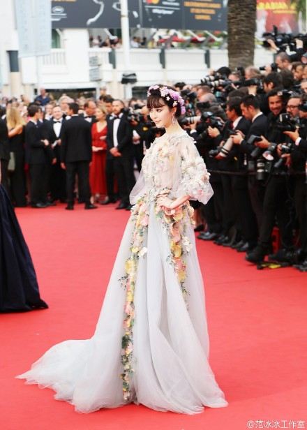 Fan Bing Bing เทพธิดาแห่งดอกไม้ กับลุควันที่ 2 บนพรมแดงเมืองคานส์ Cannes film festival 2015
