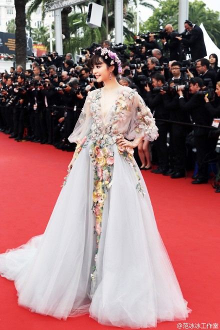 Fan Bing Bing เทพธิดาแห่งดอกไม้ กับลุควันที่ 2 บนพรมแดงเมืองคานส์ Cannes film festival 2015