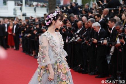Fan Bing Bing เทพธิดาแห่งดอกไม้ กับลุควันที่ 2 บนพรมแดงเมืองคานส์ Cannes film festival 2015