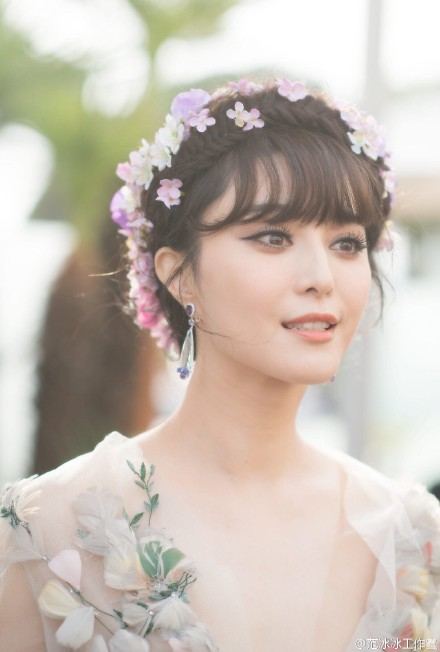 Fan Bing Bing เทพธิดาแห่งดอกไม้ กับลุควันที่ 2 บนพรมแดงเมืองคานส์ Cannes film festival 2015