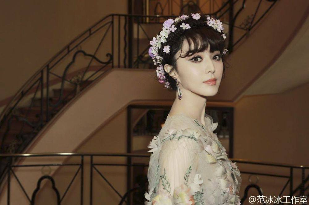 Fan Bing Bing เทพธิดาแห่งดอกไม้ กับลุควันที่ 2 บนพรมแดงเมืองคานส์ Cannes film festival 2015