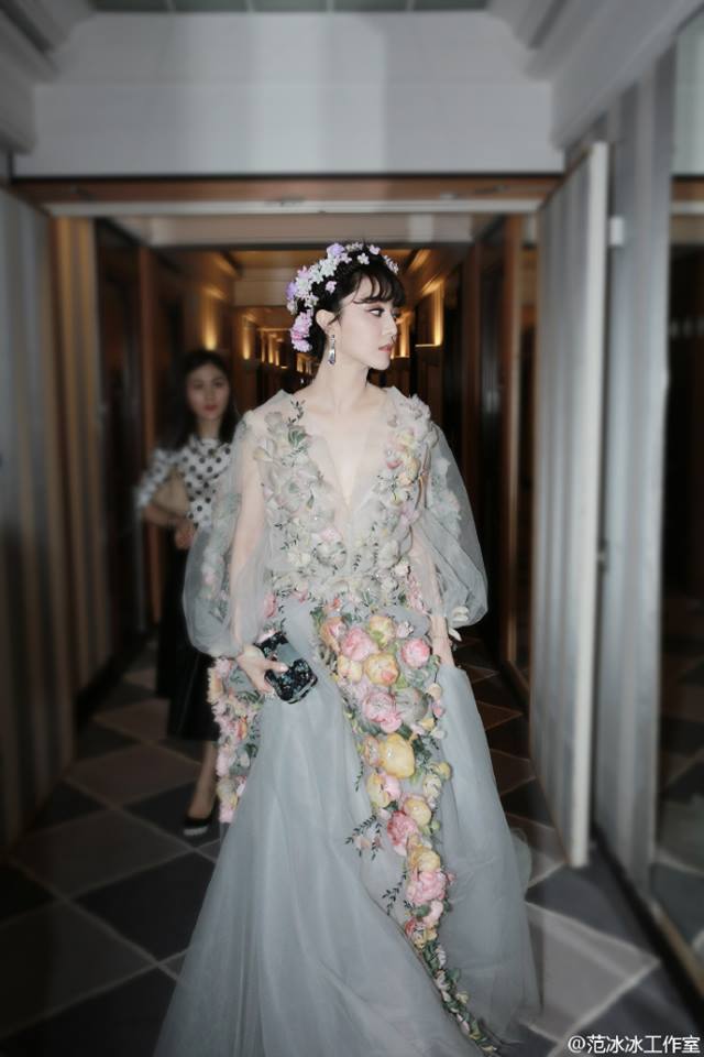 Fan Bing Bing เทพธิดาแห่งดอกไม้ กับลุควันที่ 2 บนพรมแดงเมืองคานส์ Cannes film festival 2015