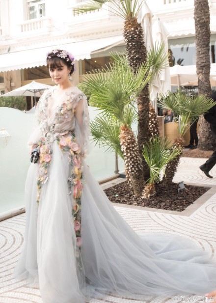 Fan Bing Bing เทพธิดาแห่งดอกไม้ กับลุควันที่ 2 บนพรมแดงเมืองคานส์ Cannes film festival 2015