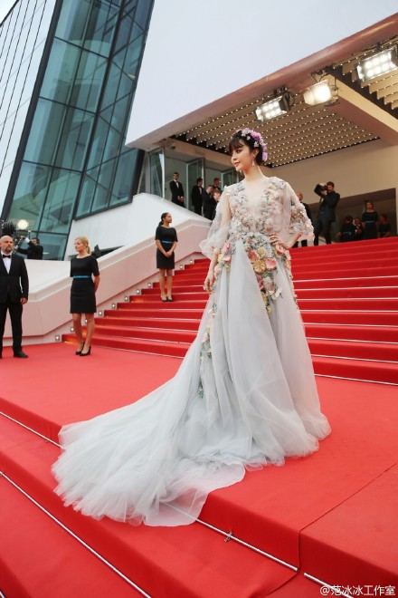Fan Bing Bing เทพธิดาแห่งดอกไม้ กับลุควันที่ 2 บนพรมแดงเมืองคานส์ Cannes film festival 2015
