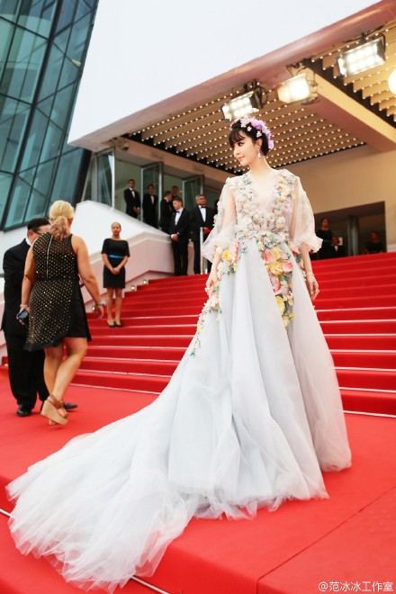 Fan Bing Bing เทพธิดาแห่งดอกไม้ กับลุควันที่ 2 บนพรมแดงเมืองคานส์ Cannes film festival 2015