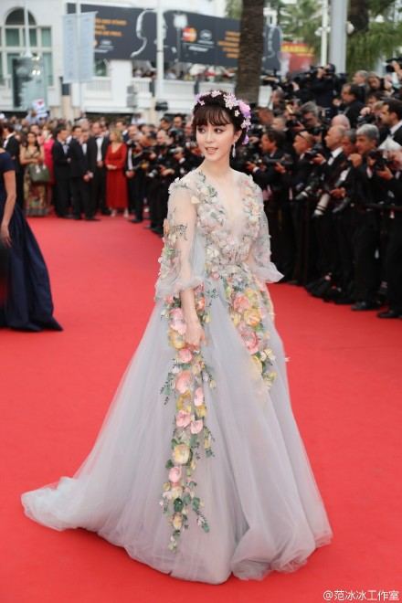 Fan Bing Bing เทพธิดาแห่งดอกไม้ กับลุควันที่ 2 บนพรมแดงเมืองคานส์ Cannes film festival 2015