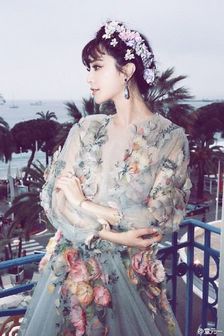 Fan Bing Bing สง่างามดั่งเทพธิดาแห่งดอกไม้ กับลุควันที่ 2 บนพรมแดงเมืองคานส์ Cannes film festival 2015