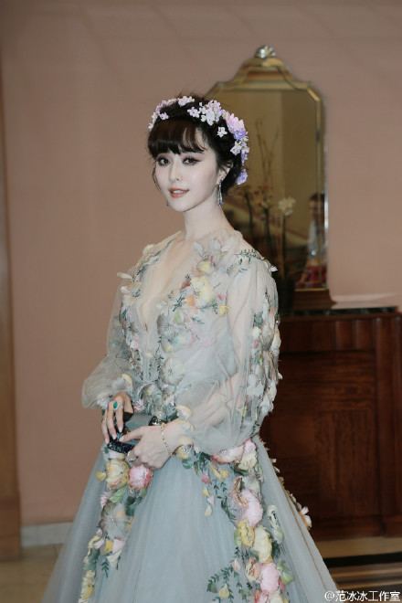 Fan Bing Bing สง่างามดั่งเทพธิดาแห่งดอกไม้ กับลุควันที่ 2 บนพรมแดงเมืองคานส์ Cannes film festival 2015