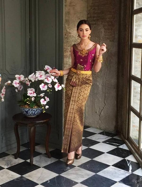 นางเอกพันล้าน "ใหม่ ดาวิกา" นางเอกสาวสุดฮอตช่อง 7 กับการถ่ายเเบบเเฟชั่นชุดไทยดุสิต we magazine สวยสง่าเเปลกตา!!