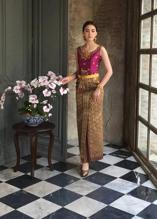นางเอกพันล้าน "ใหม่ ดาวิกา" นางเอกสาวสุดฮอตช่อง 7 กับการถ่ายเเบบเเฟชั่นชุดไทยดุสิต we magazine สวยสง่าเเปลกตา!!