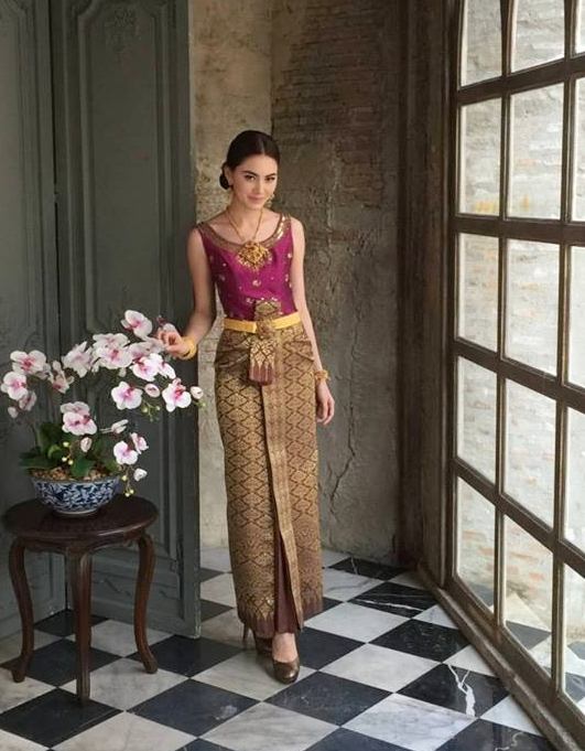 นางเอกพันล้าน "ใหม่ ดาวิกา" นางเอกสาวสุดฮอตช่อง 7 กับการถ่ายเเบบเเฟชั่นชุดไทยดุสิต we magazine สวยสง่าเเปลกตา!!