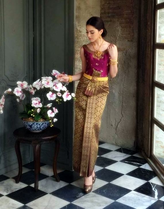 นางเอกพันล้าน "ใหม่ ดาวิกา" นางเอกสาวสุดฮอตช่อง 7 กับการถ่ายเเบบเเฟชั่นชุดไทยดุสิต we magazine สวยสง่าเเปลกตา!!