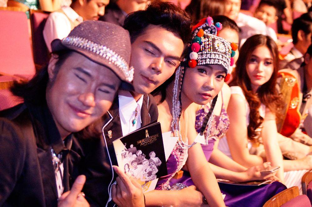 ดาราเดินพรมม่วง ไนน์เอนเตอร์เทนส์อวอร์ด 2015