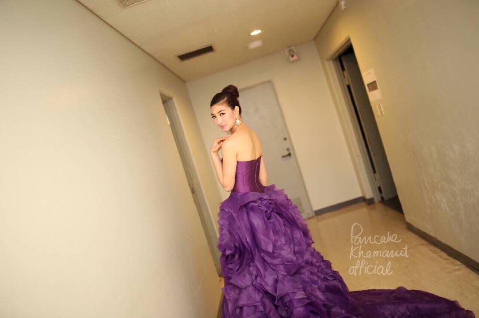 ดุจนางพญา!! "แพนเค้ก เขทนิจ" ดีกรีนางเเบบโลก สวมชุดม่วงสุดหรูหราลากยาวแซ่บสมนางเอกซุปตาร์ บนพรมแดง Nine Entertain Awards 2015!!