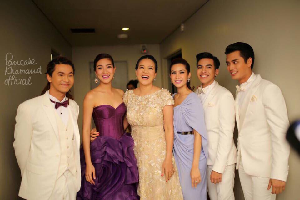 ดุจนางพญา!! "แพนเค้ก เขทนิจ" ดีกรีนางเเบบโลก สวมชุดม่วงสุดหรูหราลากยาวแซ่บสมนางเอกซุปตาร์ บนพรมแดง Nine Entertain Awards 2015!!