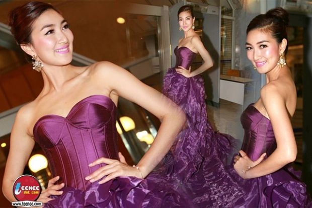 ดุจนางพญา!! "แพนเค้ก เขทนิจ" ดีกรีนางเเบบโลก สวมชุดม่วงสุดหรูหราลากยาวแซ่บสมนางเอกซุปตาร์ บนพรมแดง Nine Entertain Awards 2015!!