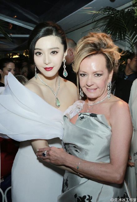 นางสนิทสนมกับ Caroline Scheufele มาก