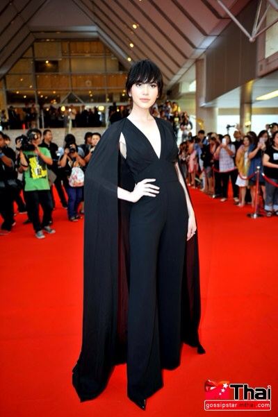 ฝากถืงทีมงาน ลอรีอัล L'Oreal. ปีหน้า ดิฉันขอเสนอให้เอา ใหม่ ดาวิกา ไปเดินพรมแดงอีกคน กับ ชมพู่ค่ะ อย่างประเทศมีไปกันหลายคน