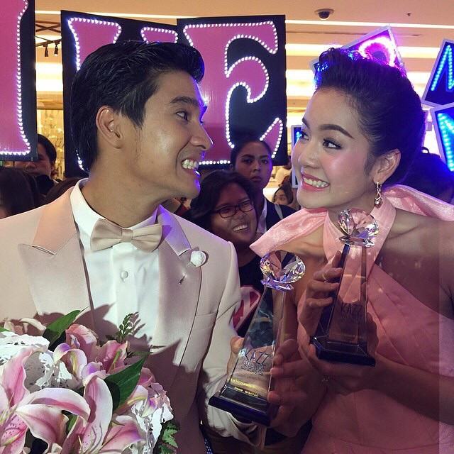 "ไมค์ ภัทรเดช & โบว์ เมลดา" คว้ารางวัลคู่จิ้นเเห่งปีจากละครใยกัลยา KAZZ Awards 2015