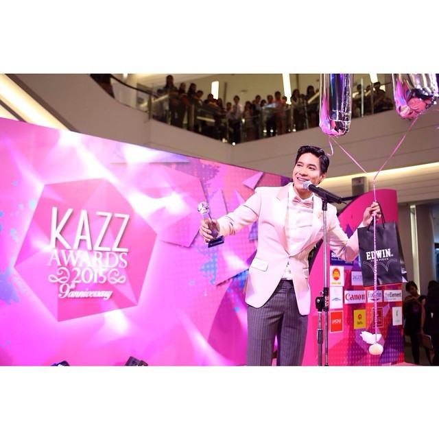 "ไมค์ ภัทรเดช & โบว์ เมลดา" คว้ารางวัลคู่จิ้นเเห่งปีจากละครใยกัลยา KAZZ Awards 2015