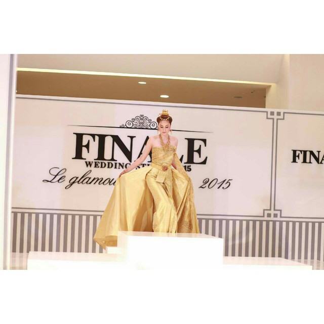 "ขวัญ อุษามณี" นางเอกสาวลูกครึ่งที่ใส่ชุดไทยสวยสง่าสะพรึงสุดๆ ในงานแฟชั่นโชว์ Finale Wedding Studio 2015!!
