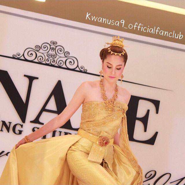 "ขวัญ อุษามณี" นางเอกสาวลูกครึ่งที่ใส่ชุดไทยสวยสง่าสะพรึงสุดๆ ในงานแฟชั่นโชว์ Finale Wedding Studio 2015!!