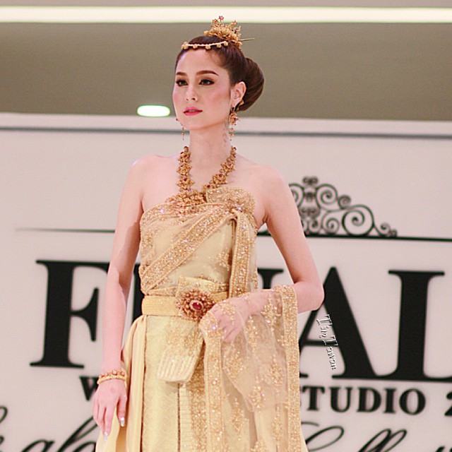 "ขวัญ อุษามณี" นางเอกสาวลูกครึ่งที่ใส่ชุดไทยสวยสง่าสะพรึงสุดๆ ในงานแฟชั่นโชว์ Finale Wedding Studio 2015!!