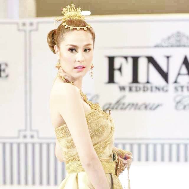 "ขวัญ อุษามณี" นางเอกสาวลูกครึ่งที่ใส่ชุดไทยสวยสง่าสะพรึงสุดๆ ในงานแฟชั่นโชว์ Finale Wedding Studio 2015!!