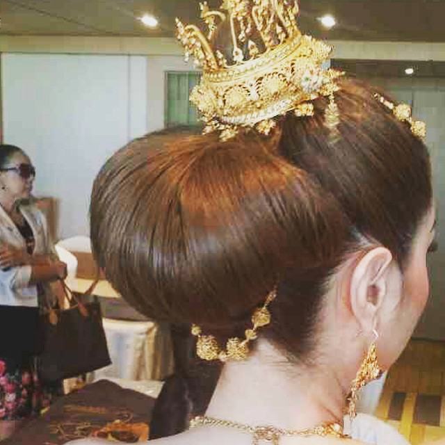 "ขวัญ อุษามณี" นางเอกสาวลูกครึ่งที่ใส่ชุดไทยสวยสง่าสะพรึงสุดๆ ในงานแฟชั่นโชว์ Finale Wedding Studio 2015!!